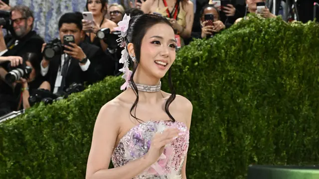 Jisoo Memukau di Met Gala 2026 dengan Gaun Dior Bernuansa Artisitik