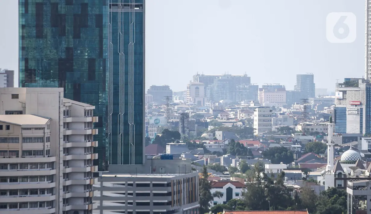 Pemandangan gedung bertingkat di Jakarta, Selasa (28/7/2020). Provinsi DKI Jakarta dan Jawa Barat menjadi dua daerah pertama penerima dana program Pinjaman Pemulihan Ekonomi Nasional (PEN) Daerah karena terdampak COVID-19 pada kesejahteraan dan ekonomi masyarakatnya. (Liputan6.com/Faizal Fanani)