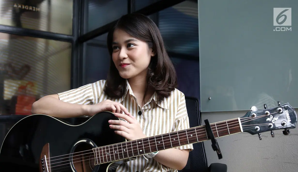 Penyanyi Ashira Zamita saat wawancara di kantor KLY, Gondagdia, Jakarta, Senin (1/10). Ashira telah mengeluarkan single terbaru "Ku Cinta Nanti" yang dirilis serentak bersamaan dengan video clip pada 14 September 2018. (Liputan6.com/Herman Zakharia)