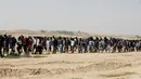 Migran Afrika berkumpul berjalan menuju Penjara Saharonim untuk melakukan aksi, Israel (22/2). Otoritas Israel telah memberitahukan para migran Afrika bahwa mereka punya waktu hingga Maret mendatang untuk meninggalkan Israel. (AFP Photo/Menahem Kahana)