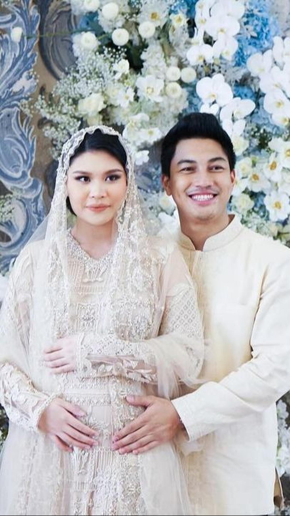 Di sisi lain dalam acara tasyakuran, Debby tampak begitu cantik dan memukau. <br>