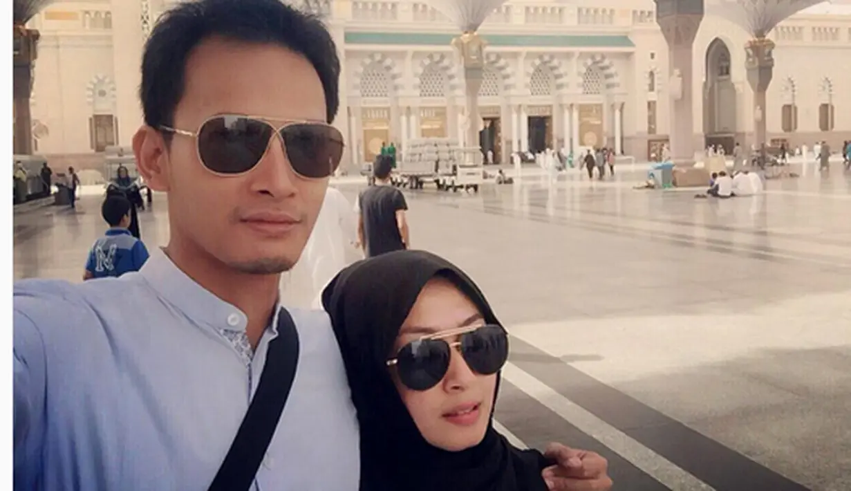Selesai menjalani bulan madu, ia lantas pergi ke kampung halaman istrinya Vanny di Sumatra Barat. Setelah itu tanggal 15 Maret ia memposting foto berangkulan saat berada di Masjid Nabawi, Madinah. (Instagram/ @fedinuril)
