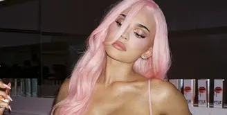 Kylie Jenner tampil serba pink dari gaya rambut hingga busananya saat perayaan 10 tahun brand kecantikannya. Penampilannya bak Barbie di dunia nyata. [@kyliejenner]