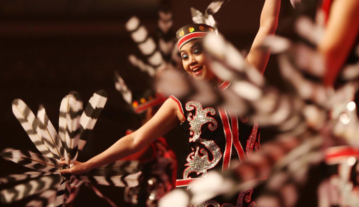 Para penari menampilkan tarian Dayak dari daerah Kalimantan pada Pembukaan Kejuaraan Dunia Wushu 2015 di JCC, Senayan, Jakarta, Jumat(13/11/2015). (Bola.com/Nicklas Hanoatubun)
