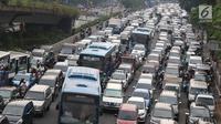 Kendaraan terjebak kemacetan di Simpang Matraman, Jakarta, Rabu (19/7). Dishub DKI akan melakukan uji coba rekayasa lalu lintas terkait pembangunan simpang tidak sebidang atau underpass di kawasan tersebut pada 20-27 Juli. (Liputan6.com/Immanuel Antonius)
