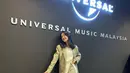 Keisya berpose di Universal Music Malaysia mengenakan sebuah atasan panjang berwarna putih dengan slit, dipadu menggenakan rok hijau kecokelatan juga dengan slit, kemudian ditumpuk oversized blazer dari linen berwarna hijau. [Foto: Instagram/keisyalevronka]