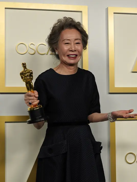 Yuh-Jung Youn, pemenang penghargaan untuk Aktris Pendukung Terbaik dalam film Minari berpose di ruang pers Oscar di Union Station di Los Angeles, Minggu (25/4/2021). Perempuan 73 tahun itu memastikan dirinya jadi aktis Korea pertama yang berhasil meraih Piala Oscar. (AP Photo/Chris Pizzello, Pool)