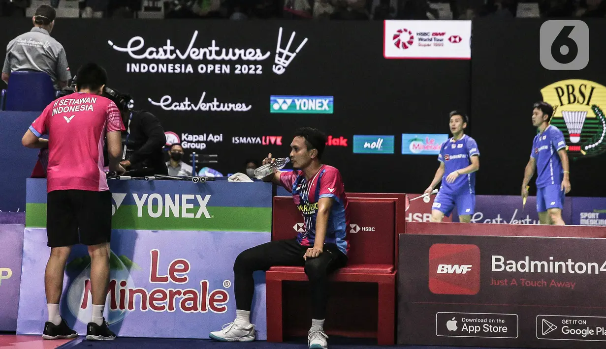 Ganda putra Indonesia, Mohammad Ahsan/Hendra Setiawan beristirahat saat bertanding melawan Liu Yu Chen/Ou Xuan Yi dari China dalam pertandingan Indonesia Open 2022 di Istora Senayan, Jakarta, Rabu (15/6/2022). Mohammad Ahsan/Hendra Setiawan kalah dengan dengan skor 17-21, 22-24. (Liputan6.com/Faizal Fanani)