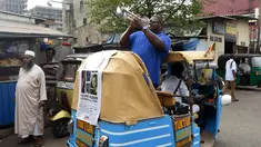 Musisi jazz AS, Wycliffe Gordon memainkan terompet dalam pertunjukan jalanan di ibukota Sri Lanka, Kolombo (26/2). Wycliffe mengadakan serangkaian pertunjukan dan kelas di kota Sri Lanka di Kolombo, Matara dan Galle. (AFP Photo/Ishara S. Kodikara)