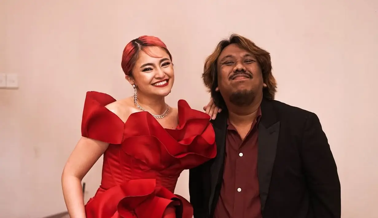 Kalung dan anting berlian gantung lengkapi tampilan glamor yang menyala dari seorang Marshanda [@marshanda99]