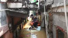 Warga dievakuasi dengan perahu karet saat banjir di kawasan Cawang, Jakarta Timur, Senin (3/3/2025). (merdeka.com/Arie Basuki)