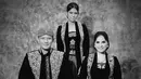 Saat foto keluarga, Annisa Pohan tampil permaisuri kerajaan dengan kebaya kutubaru velvet hitam [@annisayudhoyono]
