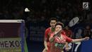 Ganda Campuran Indonesia, Tontowi Ahmad/Liliyana Natsir menahan kok dari Zheng Siwei/Chen Qingchen asal China dalam final BCA Indonesia Open 2017 di Jakarta, Minggu (18/6). Tontowi/Liliyana menang 22-20 21-15. (Liputan6.com/Faizal Fanani)