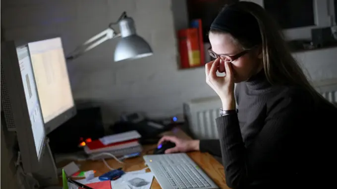 [Bintang] Mimpi Buruk untuk Cewek, Ini Dampak Lembur Bagi Kesehatan Kulit