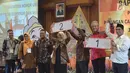 Pasangan calon gubernur Ganjar Pranowo dan Taj Yasin serta Pasangan calon gubernur  Sudirman Said dan Ida Fauziah menunjukkan nomor urut undian calon Gubernur dan Wakil Gubernur Jawa Tengah , Selasa (13/2) malam. (Liputan6.com/Gholib)
