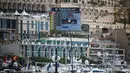 Layar besar terpampang dekat hotel dan jalan raya Monako yang menampilkan balapan F1 GP Monako, (26/5/2016). (AFP/Andrej Isakovic)
