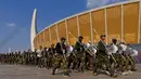 Personel militer berjalan di luar Stadion Nasional Morodok Techo menjelang Pesta Olahraga Asia Tenggara (SEA Games) ke-32 di Phnom Penh pada tanggal 4 Mei 2023. (Tang Chhin Sothy/AFP)