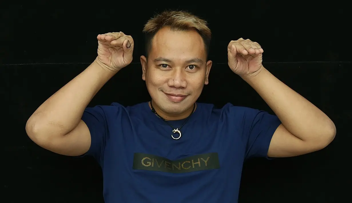 Saat menjadi perbincangan, Vicky di gelandang polisi terkait kasus penipuan. Hingga akhirnya menjalani hukuman terkait perbuatannya. Zaskia pun memutuskan hubungannya dengan Vicky.  (Bambang E. Ros/Bintang.com)