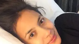 Gaya penampilan Pevita Pearce selalu berhasil menyita perhatian publik. Seperti potret tampil naturalnya yang bikin banyak orang jatuh hati. Pevita Pearce yang tampil dengan muka bantal ini masih tetap terlihat cantik memesona. (Liputan6.com/IG/@pevpearce)