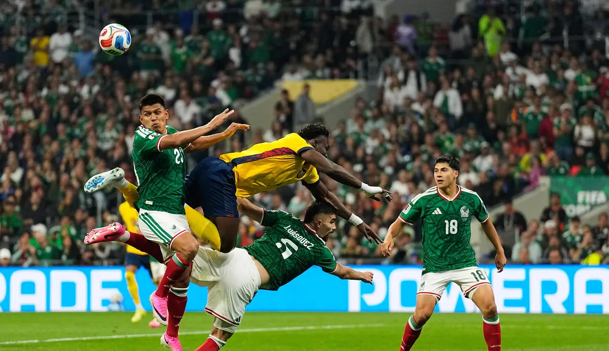 Pemain Meksiko Jesus Gallardo melompat untuk merebut bola dengan pemain Ekuador Jordy Caicedo selama pertandingan sepak bola babak 32 besar Piala Dunia di Mexico City, Selasa, (30/06/2026). (AP Photo/Ricardo Mazalan)