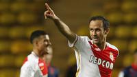 Renato Civelli bek Lille mendapat kartu merah.akibat melakukan perbuatan tak sportif dengan menyikut Ricardo Carvalho bek AS Monaco. 