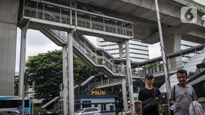 Tangga untuk akses menuju halte Transjakarta CSW di Jalan Sisingamangaraja, Jakarta, Rabu (15/1/2020). Sejak jalur layang TransJakarta koridor 13 diresmikan pada tahun 2017, halte itu tak kunjung beroperasi karena terlalu tinggi dan dapat membahayakan para pengguna. (Liputan6.com/Faizal Fanani)
