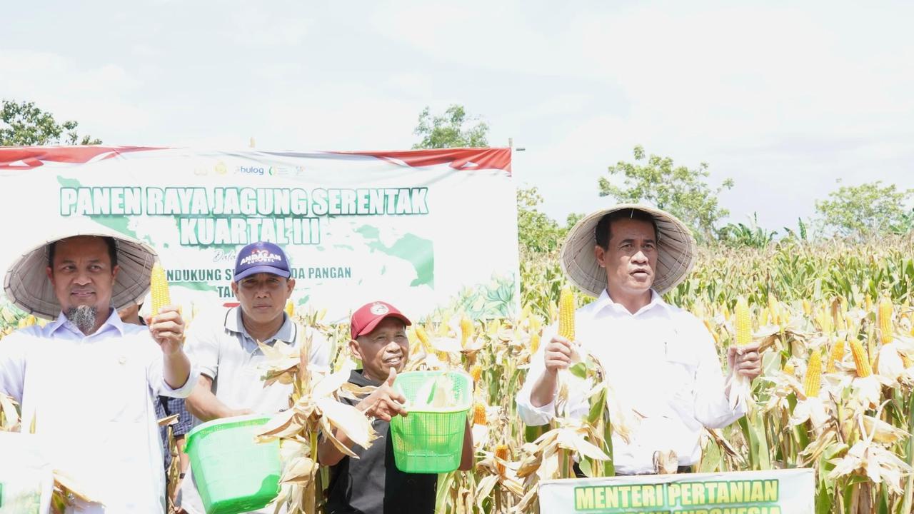 Mentan Amran dalam panen jagung serentak di Kabupaten Gowa, Sulawesi Selatan