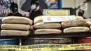 Barang bukti dalam rilis pengungkapan ladang ganja di Mapolres Jakarta Barat, Selasa (9/3/2021). Sat Resnarkoba Polres Metro Jakarta Barat berhasil menemukan ladang ganja seluas 12 hektare di pegunungan Desa Banjar Lancat, Kabupaten Mandailing Natal Sumatera Utara (merdeka.com/Iqbal S Nugroho)