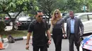 Presenter Sony Tulung didampingi kekasihnya Cindy saat melapor ke SPK Polda Metro Jaya, Jakarta, (12/04). Pria berinisial TJD tersebut kabarnya merupakan General Manager (GM )perusahaan otomotif terbesar di Indonesia. (Liputan6.com/Herman Zakharia)