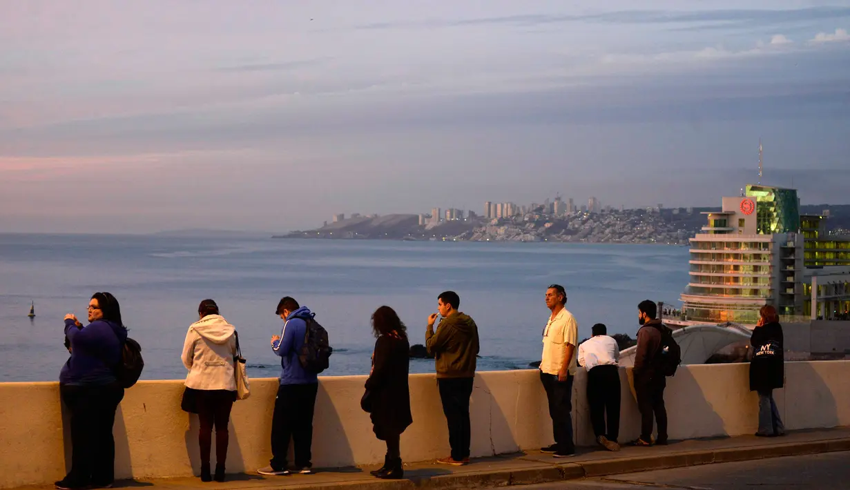 Sejumlah warga berkumpul di jalanan saat terjadi gempa di Vina del Mar, Chile (24/4). Pemerintah setempat mengeluarkan peringatan tsunami setelah gempa berkekuatan 7,1 SR tersebut. (AFP Photo/Francesco Degasperi)