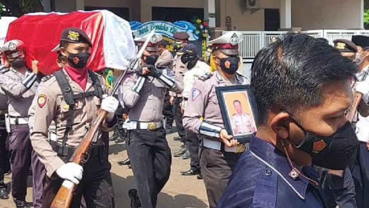 Prosesi pemakaman  Aiptu Ahmad Bastari. (Ahmad Adirin/Liputan6.com)