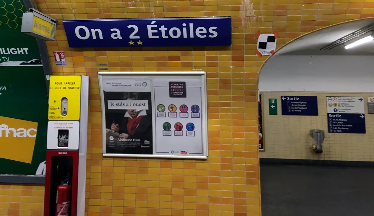 Sebuah gambar menunjukkan stasiun metro Etoile Bercy berubah nama menjadi "On a deux etoiles" di Paris, Senin (16/7). Enam stasiun utama di Paris untuk sementara diganti namanya guna menghormati Prancis yang menjadi juara Piala Dunia. (AP/Lori Hinnant)
