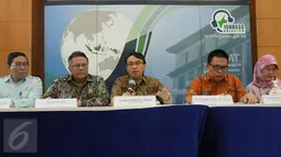 Badan POM menggelar konferensi pers terkait pangan ilegal, Jakarta, Kamis (18/6/2015). Badan POM berhasil menggerebek sebuah gudang  pangan olahan impor ilegal senilai Rp500 Juta di kawasan Pantai Kapuk. (Liputan6.com/Herman Zakharia)