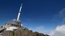 Bangunan yang ada di puncak Pic du Midi Bigorre dan observatorium astronomi di La Mongie, Prancis pada 15 Juli 2019. Observatorium tertinggi se-Eropa di Pic du Midi de Bigorre terletak pada ketinggian 2877 mdpl. (Photo by PASCAL PAVANI / AFP)