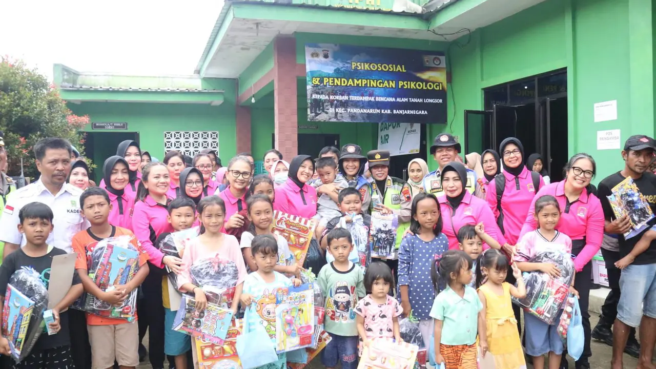 Ketua Umum Bhayangkari, Juliati Sigit Prabowo, menyalurkan bantuan ke pengungsian warga terdampak bencana tanah longsor di Kecamatan Pandanarum, Kabupaten Banjarnegara, Minggu (23/11) (Istimewa)
