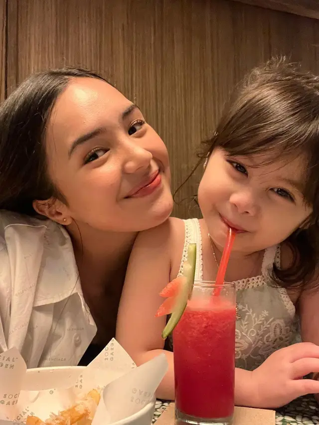 6 Potret Akrab Beby Tsabina dan Bridgia Anak Acha Septriasa, Bak Momong Adik