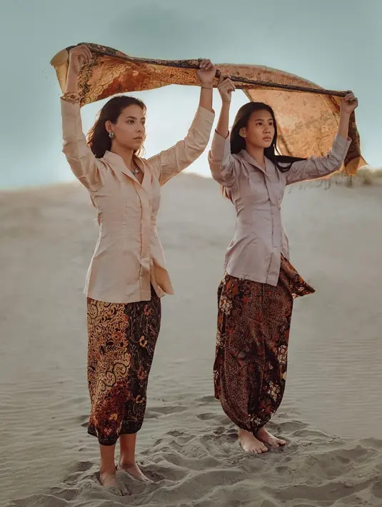 Berbagai macam model kebaya telah dicoba oleh Shenina Cinnamon. Saat jalani pemotretan, ia tampil menawan dengan kebaya kutu baru berwarna cokelat. Meski terlihat simpel, ia tampak elegan. (Liputan6.com/IG/@shenacinnamon)