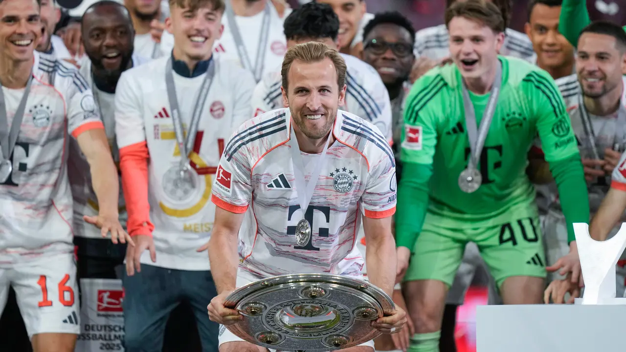 Foto: Hapus Label Raja Tanpa Mahkota, Detik-detik Harry Kane Akhirnya Angkat Trofi Juara