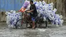 Hujan terus mengguyur setelah Topan Doksuri dan Topan Egay berturut-turut melewati negara itu menyebabkan banjir di beberapa kota dan provinsi. (AP Photo/Aaron Favila)