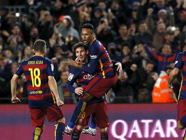 Para pemain Barcelona merayakan gol yang dicetak oleh Lionel Messi ke gawang Sevilla pada laga La Liga di Stadion Camp Nou, Spanyol, Minggu (28/2/2016). Barcelona berhasil menaklukan Sevilla 2-1. (Reuters/Albert Gea)