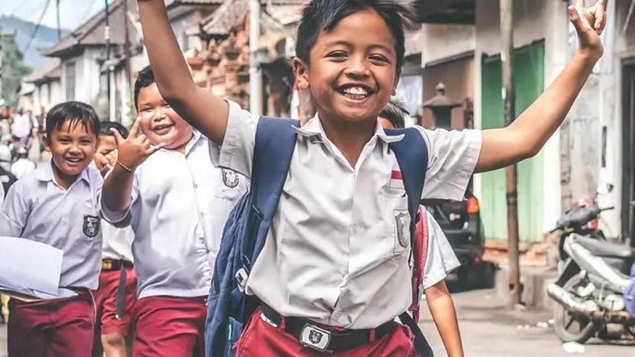 6.	“Happiness is making the most of what you have, and riches is making the most of what you’ve got.” -Rosamunde Pilcher, 'The Shell Seekers' (“Kebahagiaan adalah memanfaatkan apa yang Anda miliki, dan kekayaan adalah memanfaatkan apa yang Anda mi