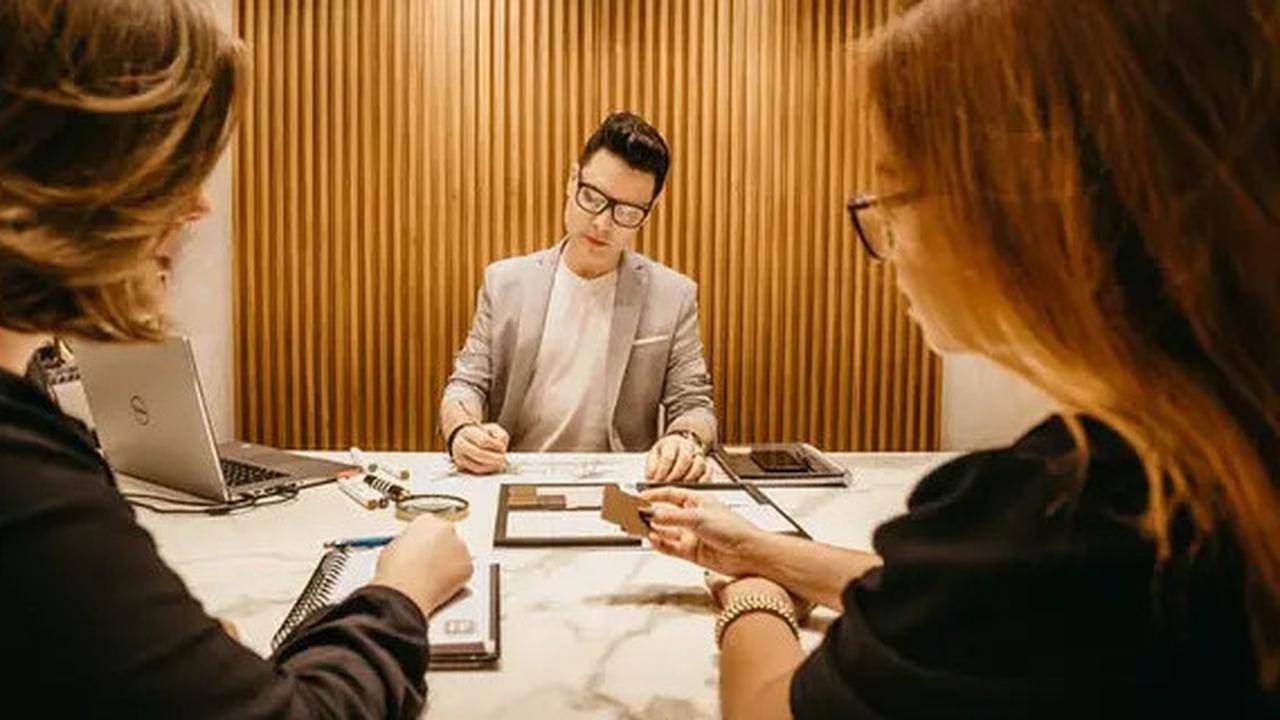 Tips Memilih Outfit untuk Melamar Kerja yang Bikin HRD Tertarik
