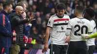 Manajer Manchester United, Erik ten Hag (kiri), memberikan arahan kepada anak asuhnya saat bersua Aston Villa&nbsp;pada laga pekan ketujuh Premier League di Villa Park, Birmingham, Minggu (6/10/2024) malam WIB. Dalam duel itu, MU harus puas bermain imbang 1-1 kontra The Villa. (AP Photo/Rui Vieira)&nbsp;&nbsp;