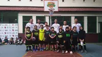 Anak-anak SD berpose dengan pemain dan pelatih Timnas Basket Indonesia (istimewa)