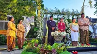 Penyanyi Ndarboy bersama dengan sang istri Florentina Wulan Yuningsih menggelar acara mitoni, genap 7 bulan usia kandungan calon anak pertama mereka. Tradisi Jawa itu diadakan di Pendopo Tulungo Jalan Imogiri Barat Bantul Yogyakarta, Jumat (8/9/2023).