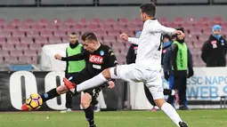 Aksi pemain Napoli, Emanuele Giaccherini (kiri) melepaskan tembakan melewati pemain ASC Spezia pada laga Piala Italia di San Paolo stadium, Naples (10/1/2017). Napoli menang 3-1. (EPA/Ciro Fusco)