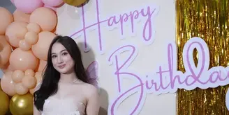 Di hari ulang tahunnya kali ini, Laura Moane tampil menawan dengan anggun strapless memamerkan bahu indahnya. Gaun warna nude tersebut memiliki aksen bunga putih 3D. [@its_lauraamoane]