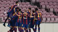 Pemain Barcelona merayakan gol kedua mereka ke gawang Sevilla yang dicetak Gerard Pique pada masa injury time laga leg kedua semifinal Copa Del Rey yang berlangsung di Camp Nou, Kamis (4/3/2021). Barcelona menang 3-0 dan lolos ke final Copa Del Rey dengan agregat 3-2. (JOSEP LAGO / AFP)