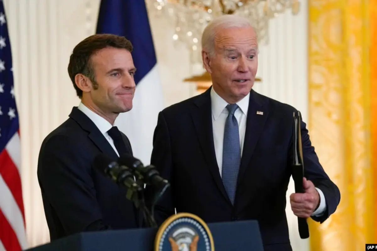 Presiden Joe Biden berdiri bersama Presiden Prancis Emmanuel Macron setelah konferensi pers di Ruang Timur Gedung Putih di Washington, Kamis, 1 Desember 2022. (Foto: AP/Susan Walsh)