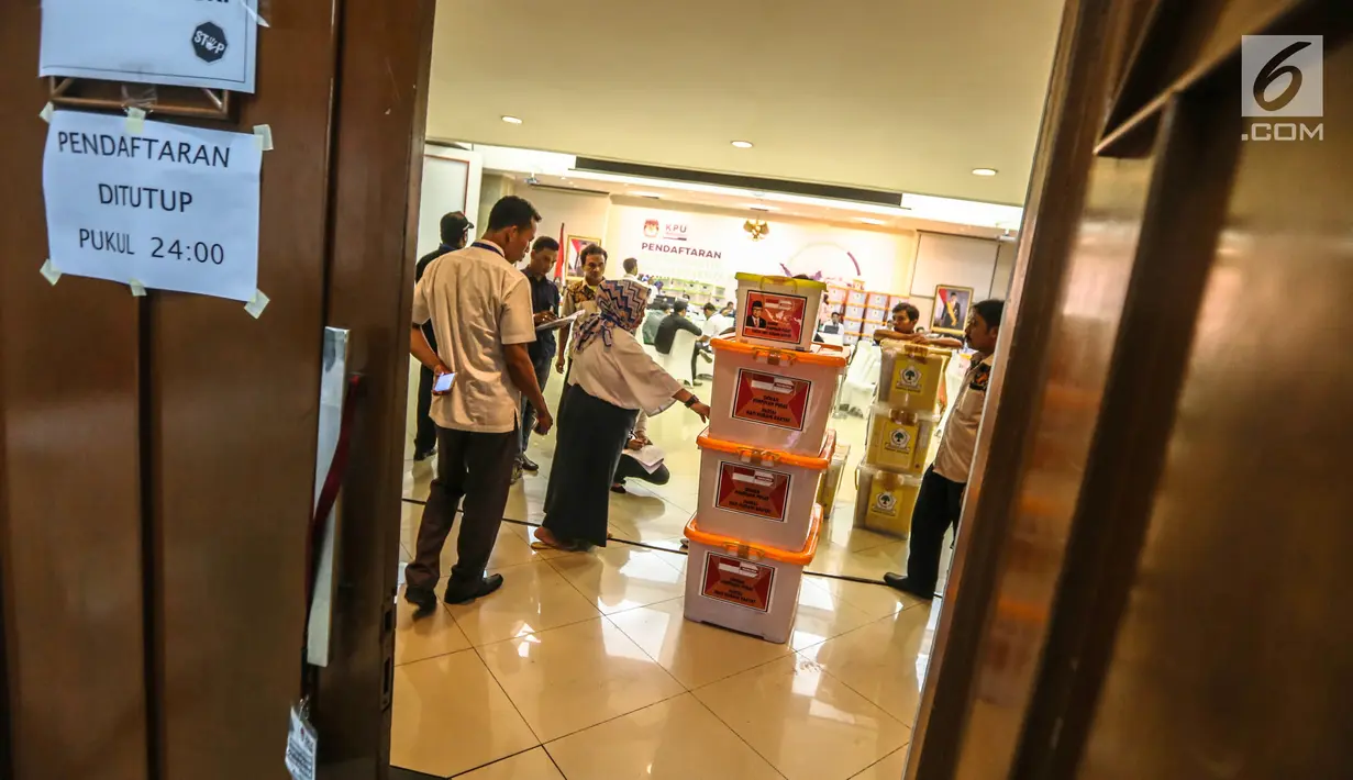 Petugas membawa berkas milik partai politik calon peserta pemilu 2019 di kantor KPU, Jakarta, Selasa (17/10). KPU memusatkan proses penelitian administrasi berkas parpol 2019 menuju Hotel Mercure.  (Liputan6.com/Faizal Fanani)
